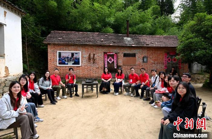 在沪港澳台大学生夏令营走进安徽金寨(图2) 在沪港澳台大学生夏令营走进安徽金寨(图2)