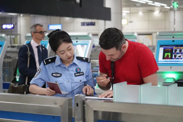 深圳湾口岸“热辣滚烫”(图5)